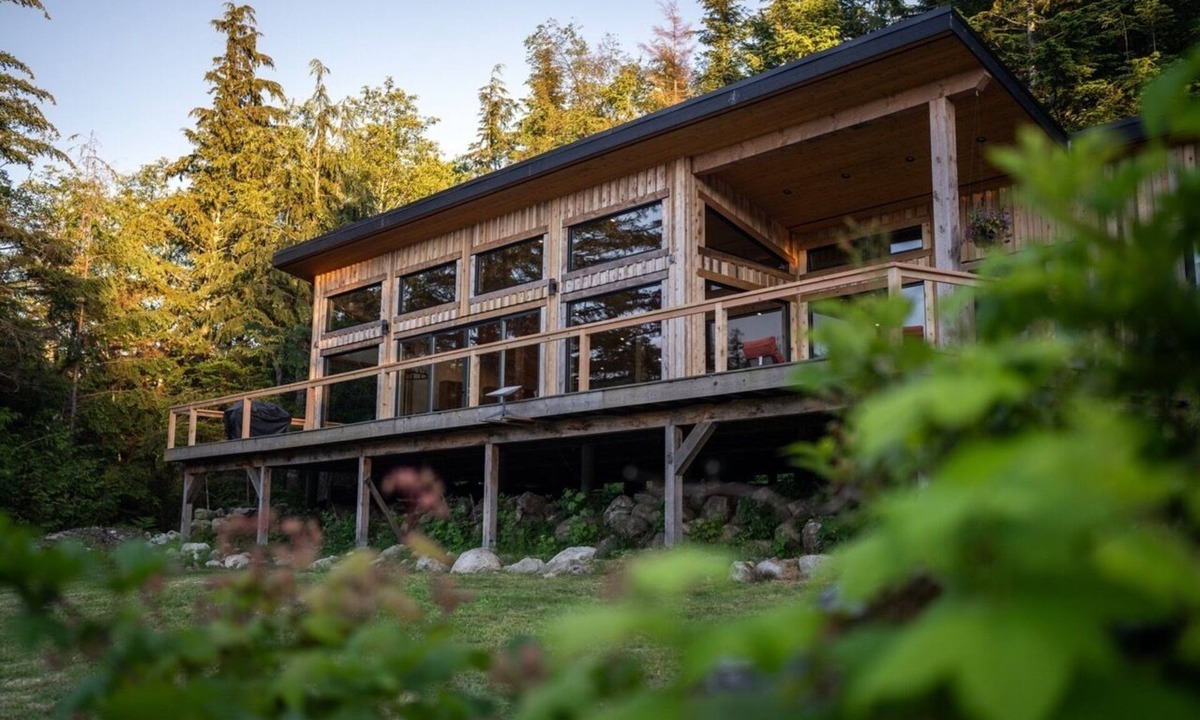Squirrel Cove Cabin | Private Oceanfront Lodge