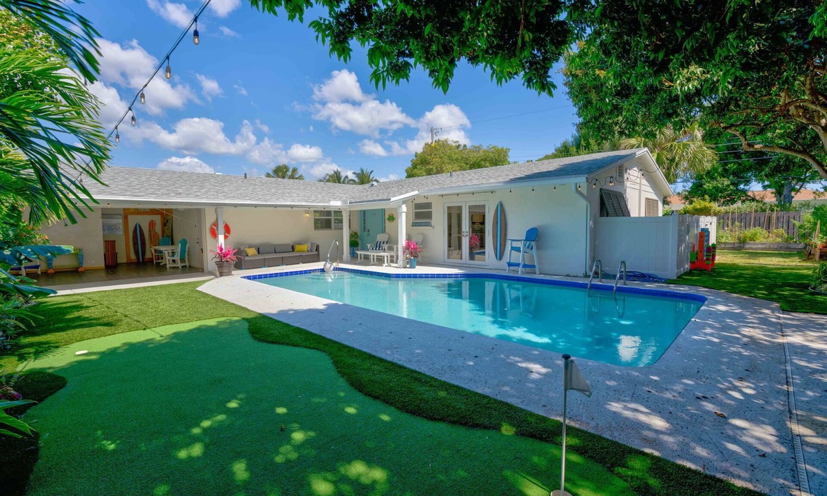 Florida North Atlantic Coast House | Private Palm Beach Pool Home Putting Green near BEACH Restaurants