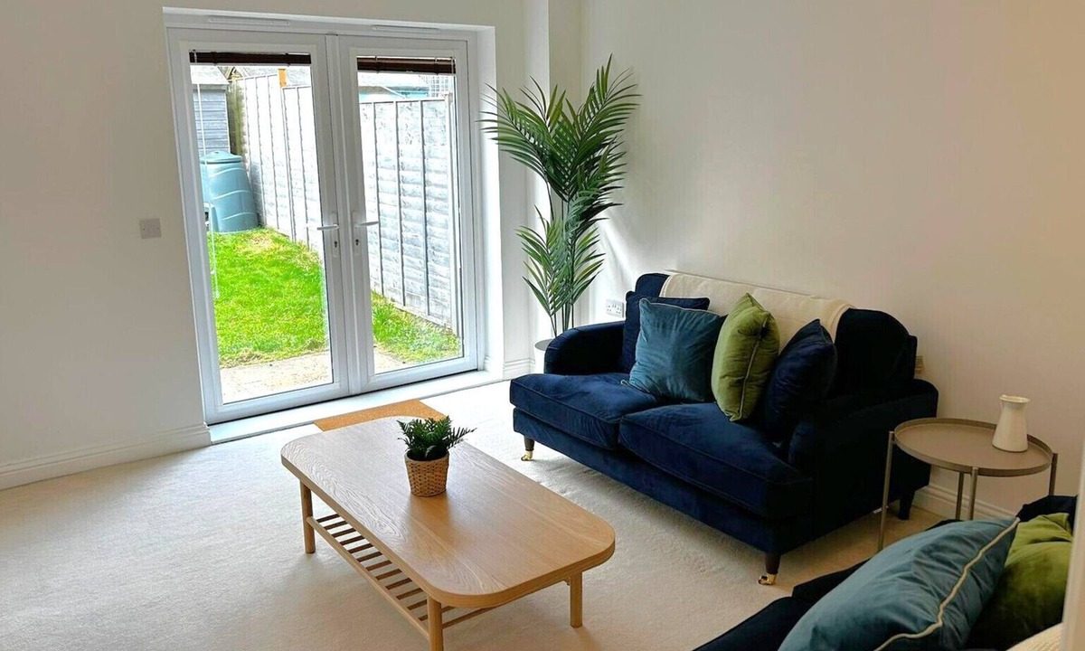 Andover House | Private Parking - Three Bedroom Home Andover
