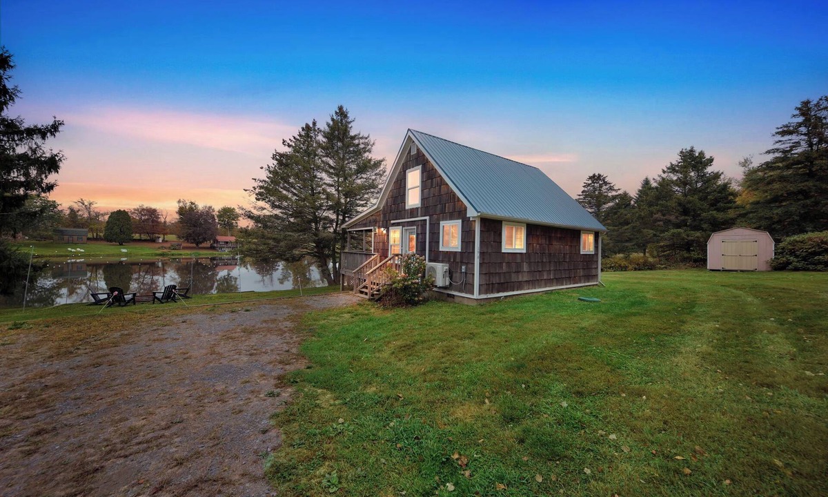 Rushville House | Private & Peaceful Lakehouse w/Hot tub + King bed