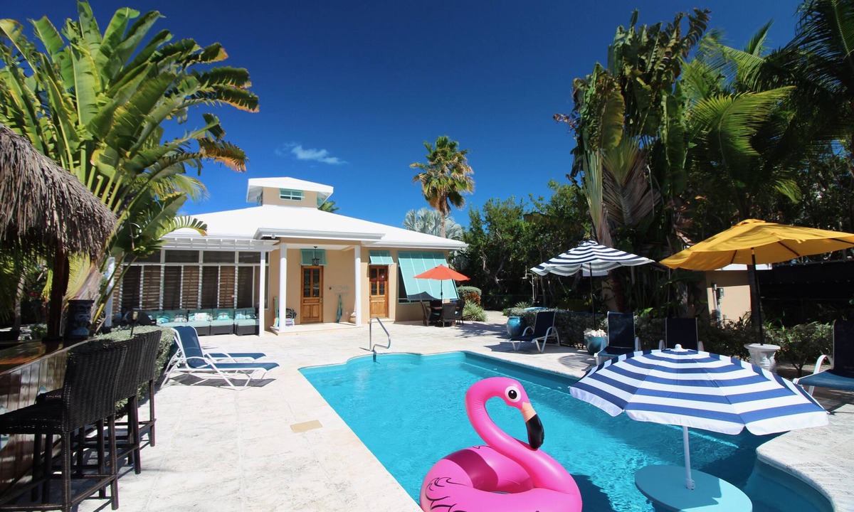 Leeward Settlement Villa | Private Pool/fun Tiki Bar/4 Minute Walk to Grace Bay/Sleeps 6