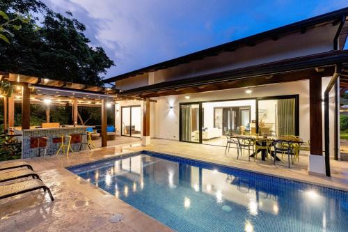 Playa Conchal Villa | Private Pool Luxury Modern House - Free Golf Cart - Llama del Bosque - Reserva Conchal Golf Resort