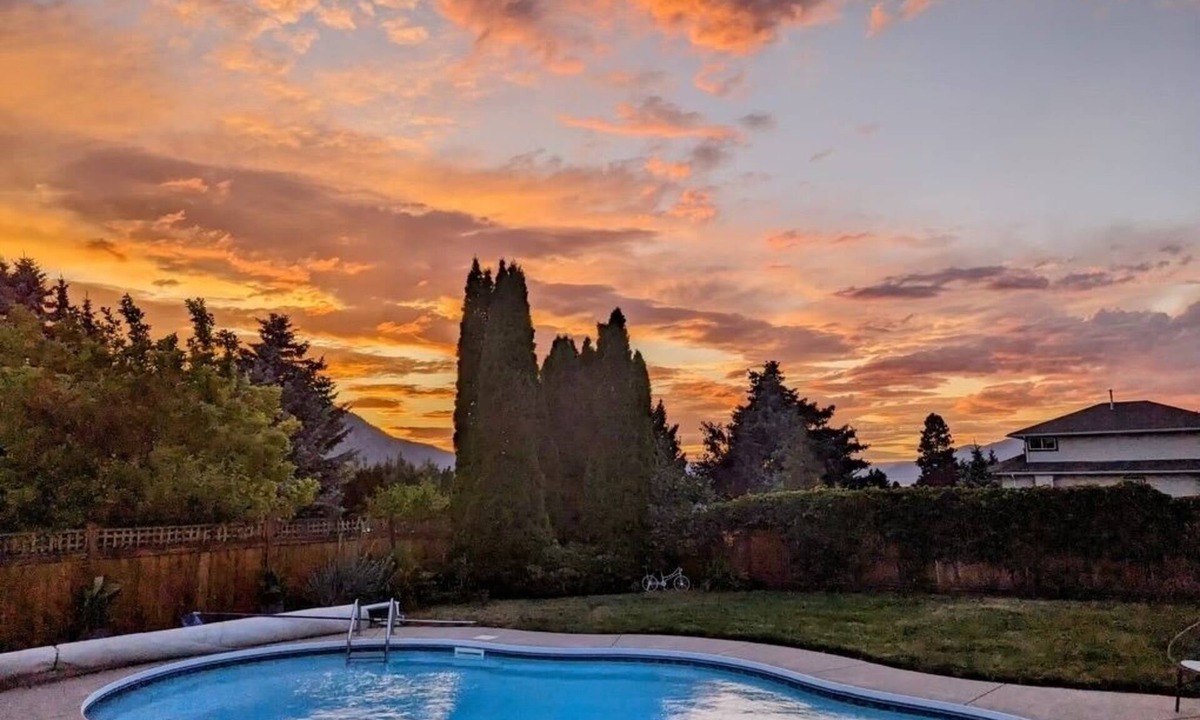 Okanagan-Similkameen House | Private pool- Outdoor Patio -5 beds 3.5 Baths!