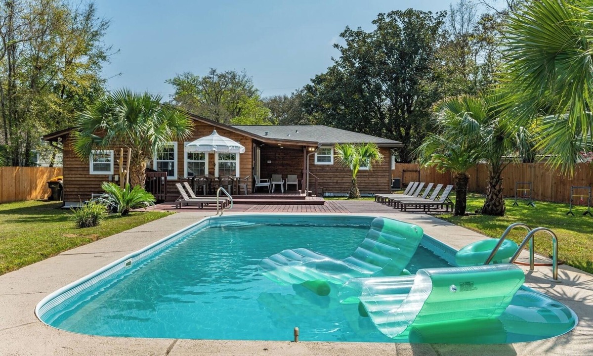 Fort Walton Beach House | Private Pool Oasis 4BR Near Okaloosa Island