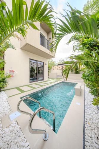 Sharjah Villa | Private Pool Villa in Sharjah - Green Gem - BBQ Pit - Maid Room