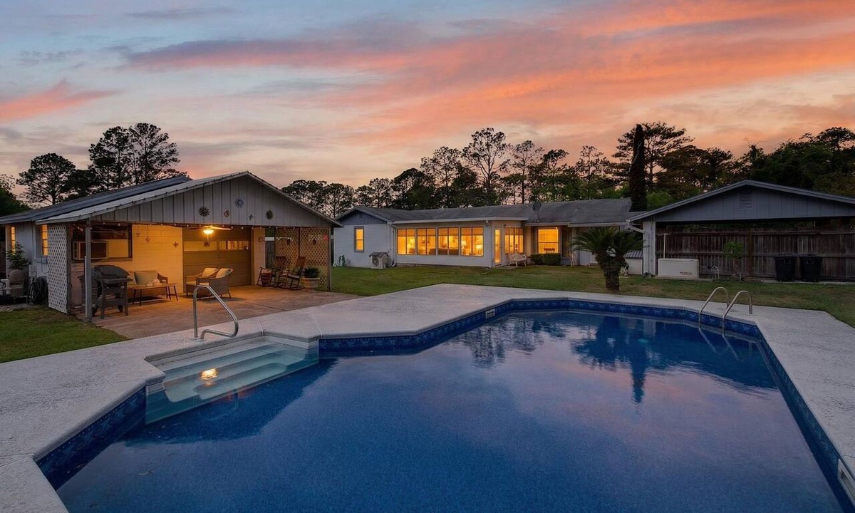 Doctors Inlet House | Private Poolside Paradise