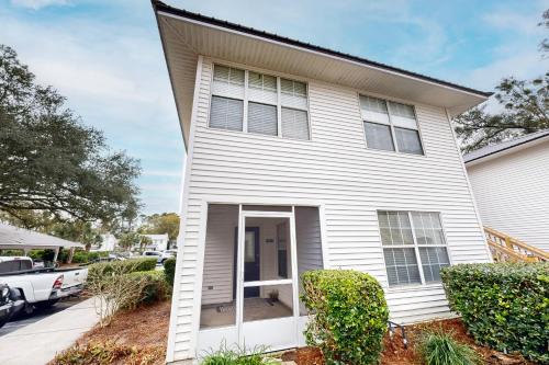 Saint Simons Heights House | Private retreat with access to community pool & nearby entertainment