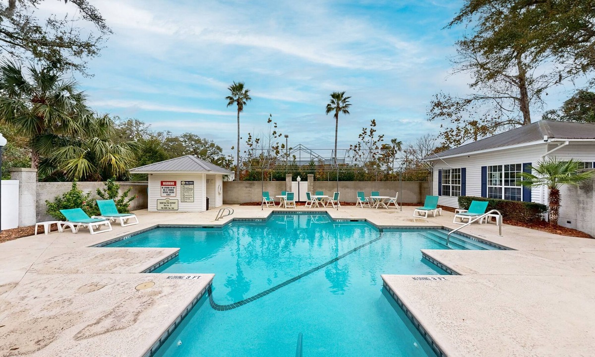 Saint Simons Heights Condo | Private retreat with access to community pool & nearby entertainment
