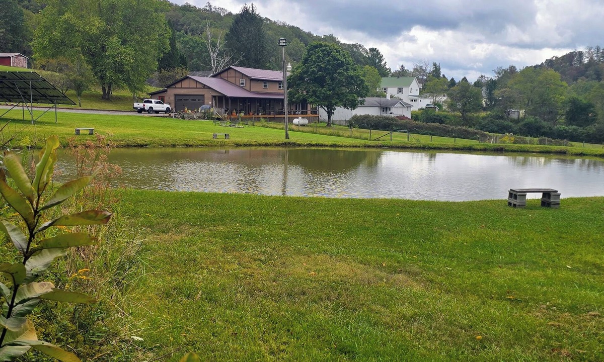Canaan Valley House | Private Retreat w/Hot Tub, Fishing Pond & King Suite – Sleeps 8-10