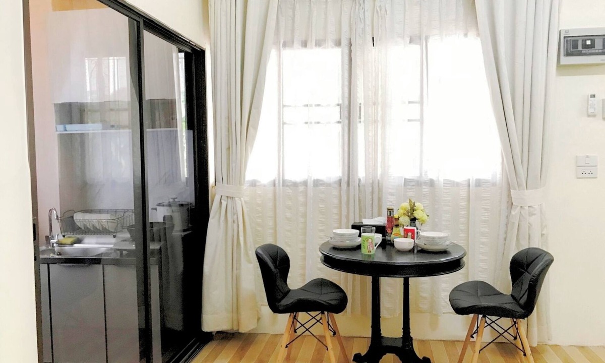 Wat Ket House | Private room Large bed, en-suite bathroom, Kitchen, parking, near night bazaar.