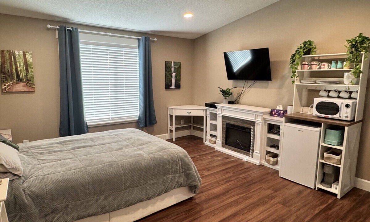 Lake Shore Apartment | Private room and bathroom in safe Vancouver neighborhood