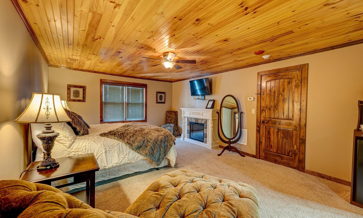Blue Ridge House | Private Room at Willow Creek Falls Lodge