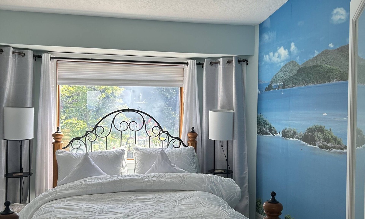 Salt Spring Island House | Private rooms/Suites. Ocean,mountain view,hot tub.Next to Mount Maxwell park.