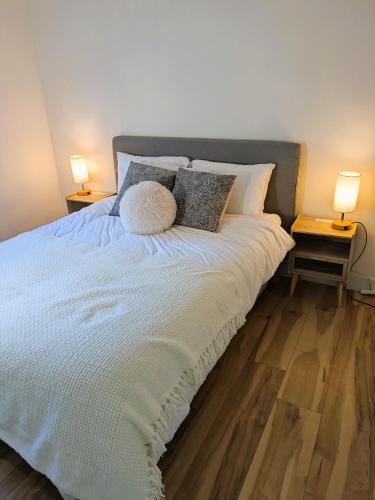 Riley Park-Little Mountain House | Private room in Chic Main St suite