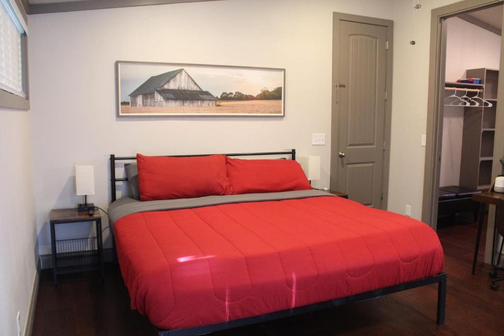 Cross Mountain House | Private Room - Pet friendly, Close to Fiesta Texas, SeaWorld, Riverwalk and more