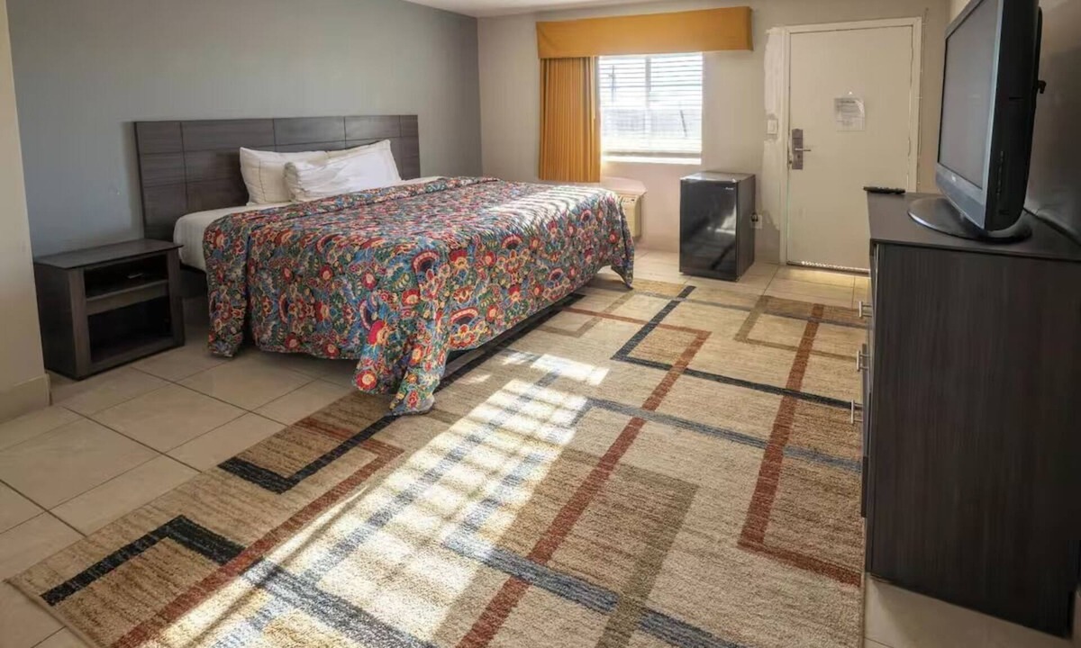 Mesa Hotel | Private Room w/Queen Deluxe + Bathtub Near Downtown Mesa Attractions