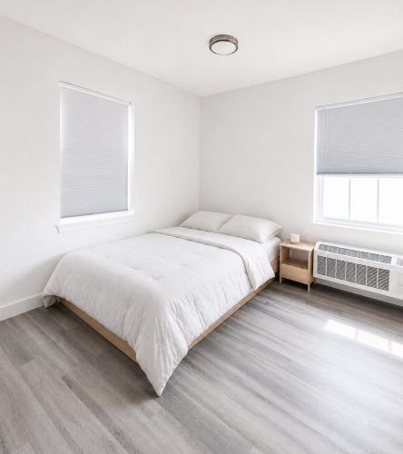 Industry House | Private Room with Dedicated Bathroom & Near Manhattan & Free Parking