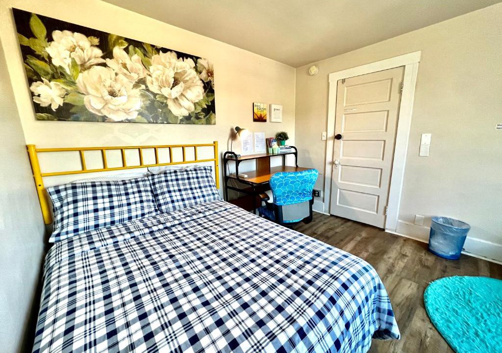 Rainier Valley House | Private Room with Shared Bathrooms with Air Conditioner 10 Minutes To SeaTac Airport