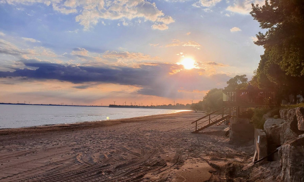 Wainfleet Cottage | Private sand beach. Lakeview. Spacious LongBeachCottages.com – Cottage #10