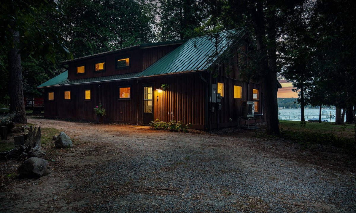 Central Lake Cottage | Private Sandy Beach, Dock, Kayaks, Canoe & Paddleboat | Sleeps 12 | Dog Friendly