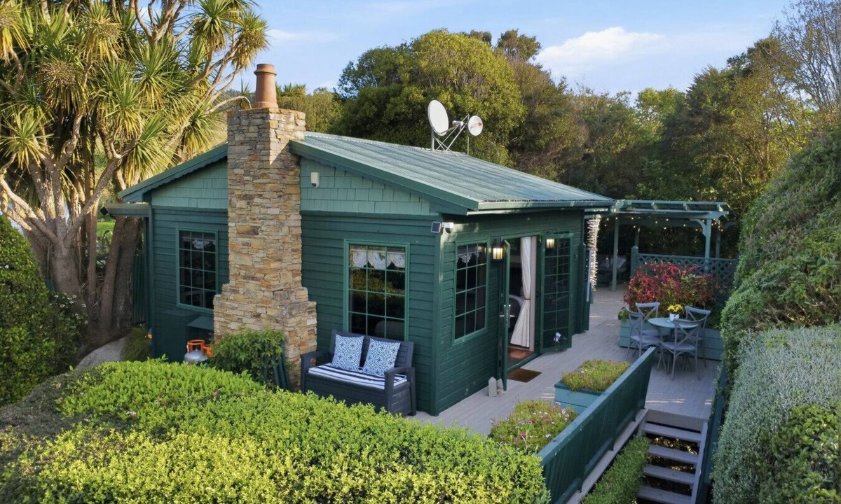 Ahuriri Flat Cabin | Private seaside couples hideaway