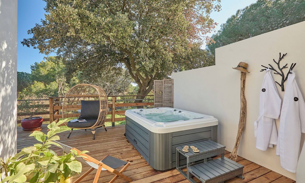 Servian Cottage | Private spa villa south of France ideal for couples or small families.