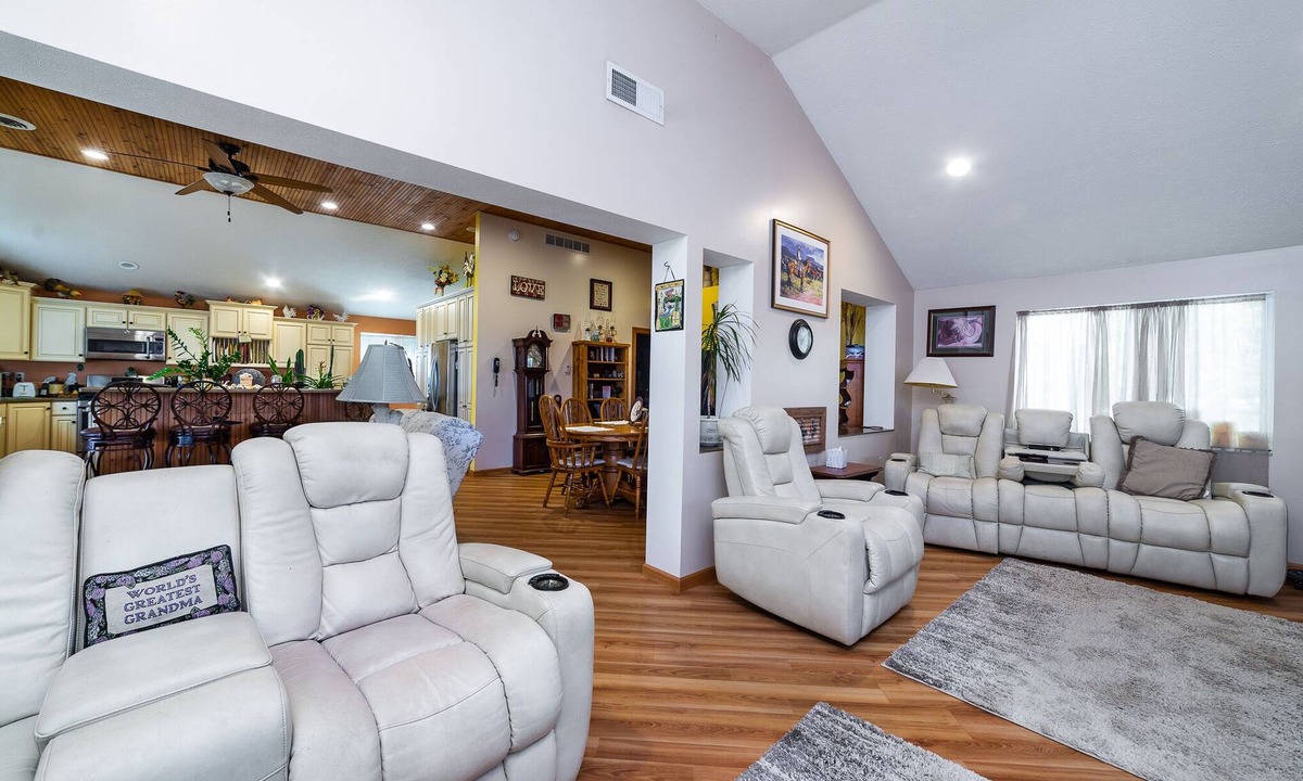 Cloverdale Cottage | Private spacious beach retreat on Wall Lake.