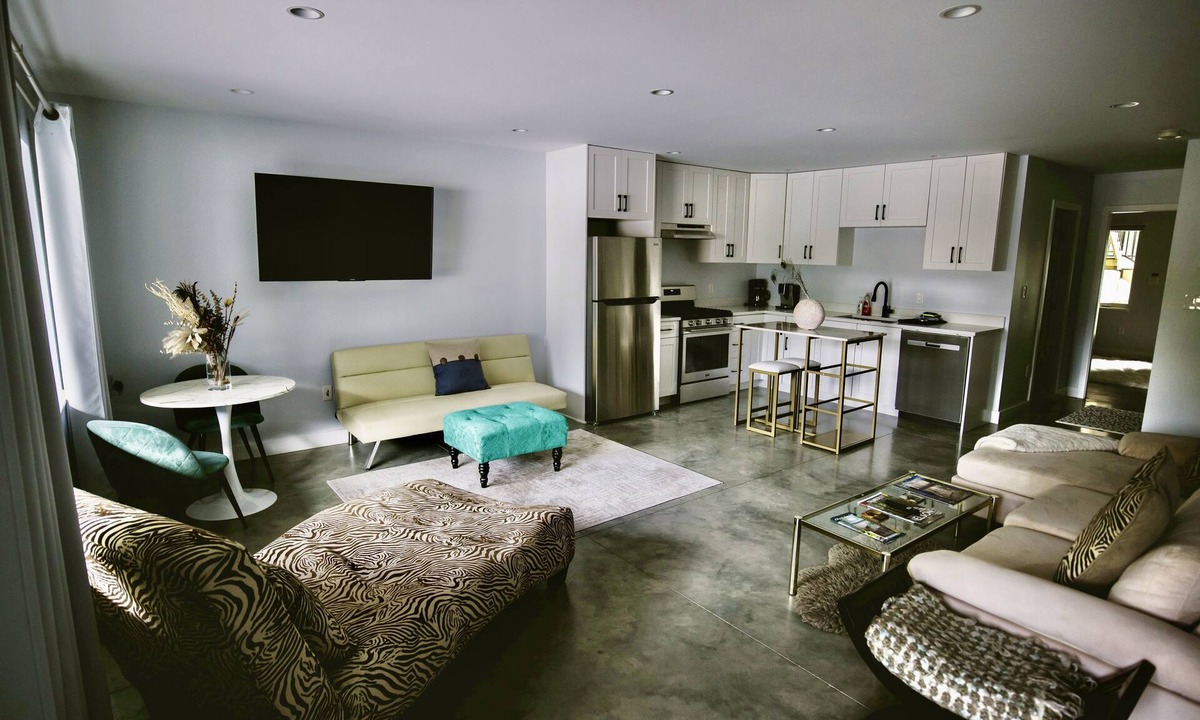 Nelson Apartment | Private, Spacious & Central Suite near lake with AC, 25Km to Whitewater ski hill