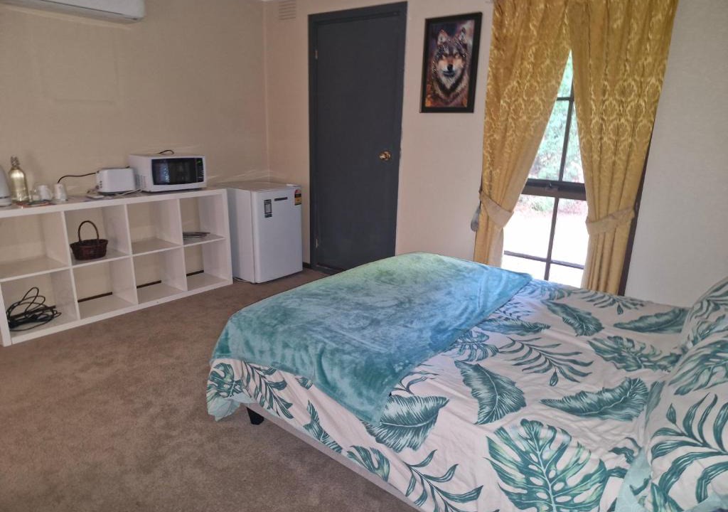 Glen Waverley House | Private Studio Ensuite & Kitchenette
