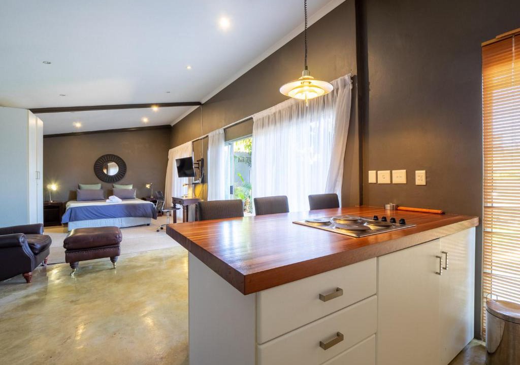 Essenwood Bed & Breakfast | Private Studio flatlet, Uncapped Wifi, Netflix,Full DSTV