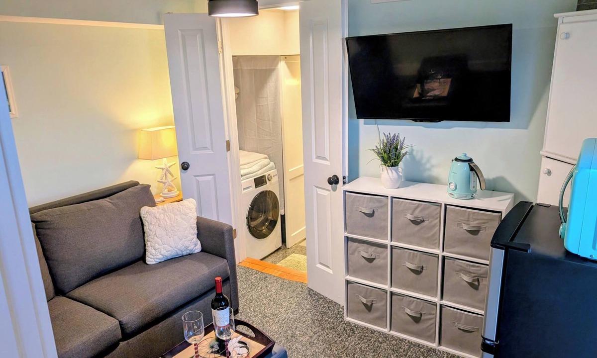 Yachting Village Condo | PRIVATE Studio-Full Bath "1750 John Sullivan House" Downtown-Historic Thames St