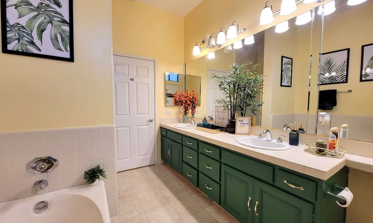 Beverly Hills Apartment | Private Studio suite by Beverly Hills w 2 Queen beds. 5 minutes to Rodeo Drive!