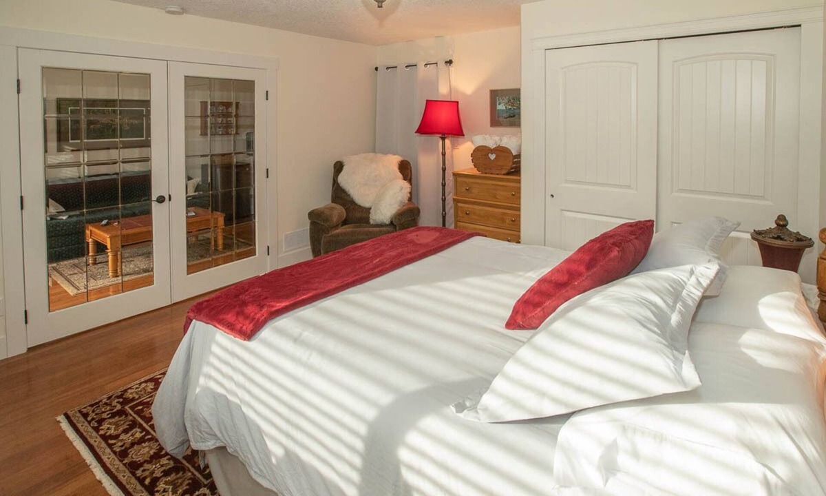 Duncan Apartment | Private suite located on the garden side of our home