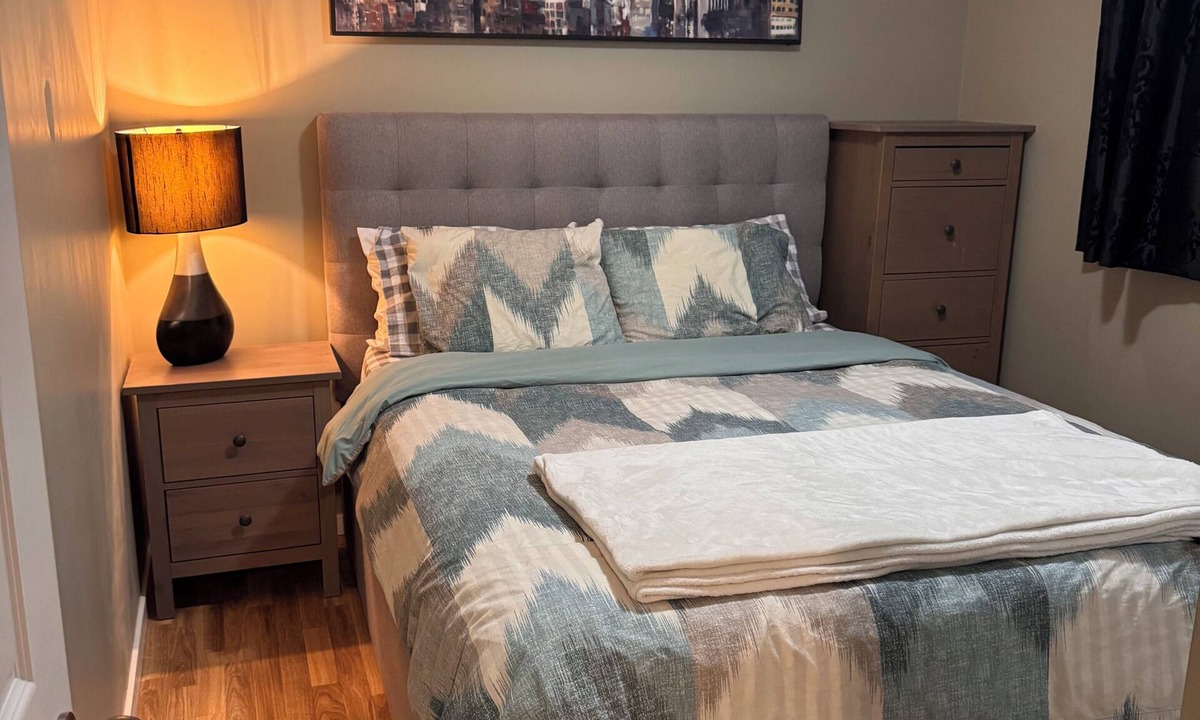 Southeast Edmonton House | Private Suite w/Kitchen, Laundry, Gym, & Hot Tub at Tamarack