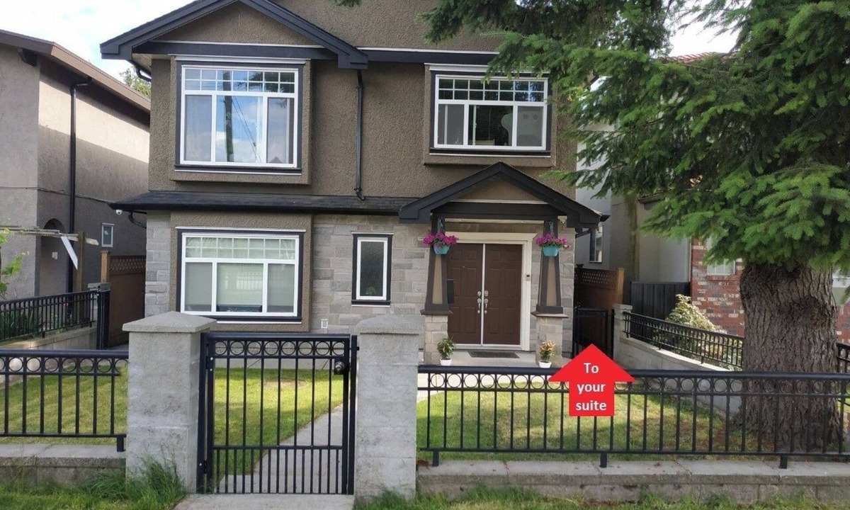 Killarney Apartment | Private Suite with King Bed. Ground Level