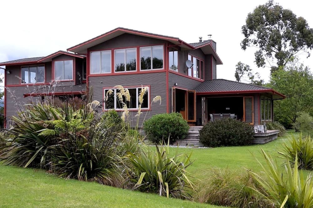 Kakapotahi Cabin | Private Suite with Views of the Tasman Sea near Hokitika, New Zealand