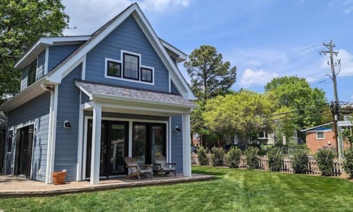 Lyon Park House | Private Sunny Cottage with King Bed + Yard / Patio