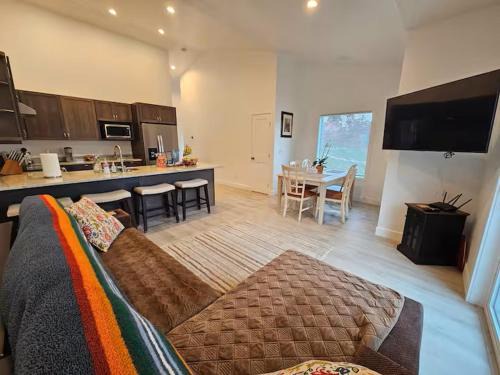Wenatchee House | Private Townhomes with EV Charger and Parking and Free Wi-Fi