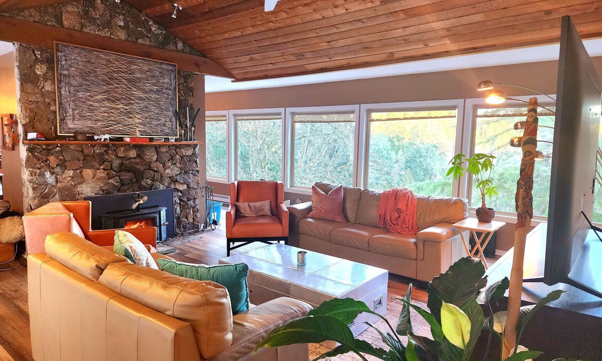 Metchosin House | Private & Tranquil! Hiking trails, Hot Tub and seasonal Outdoor Pool!