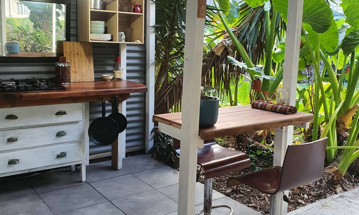 Cannonvale Villa | private tropical outdoor living 5 min from the beach.