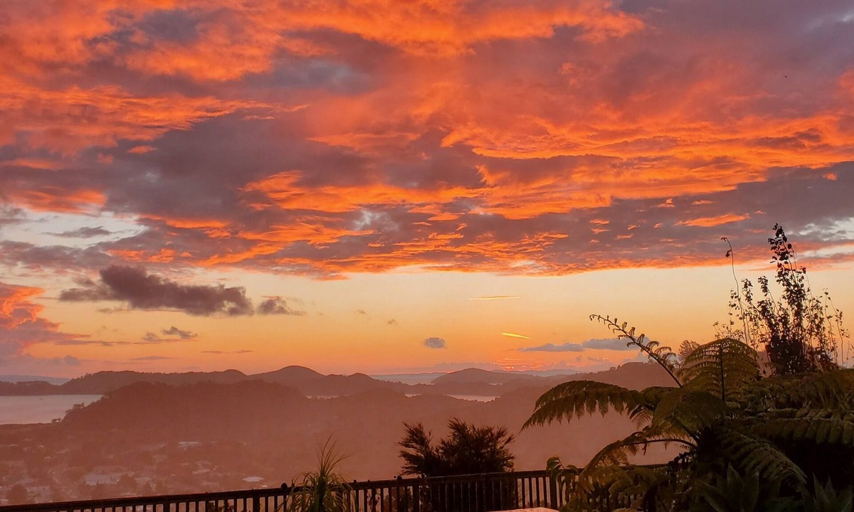 Coromandel House | Private,Unique,Old Memroabilia, Rustic,Sea View,Sunsets,Playground,Pets ok WIFI