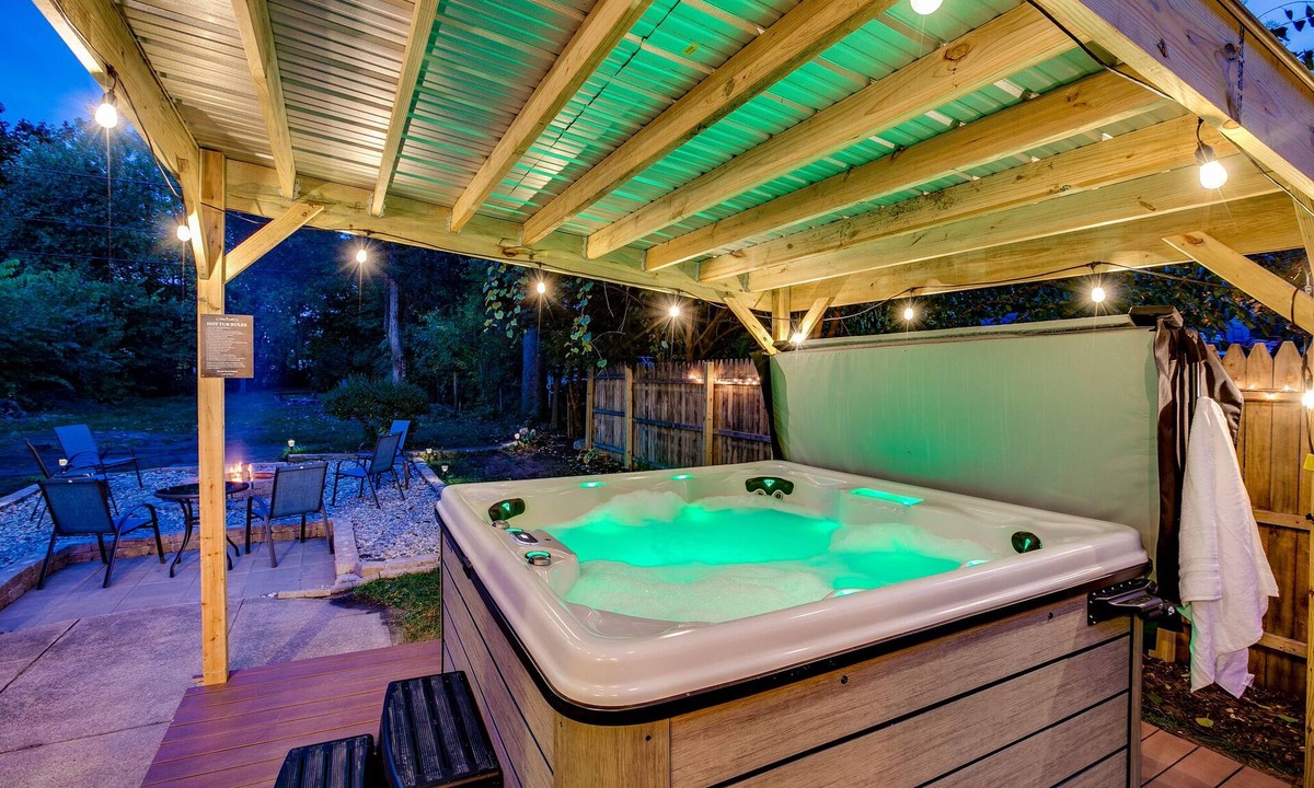 Harters Heights House | Private Unit—Hot Tub—Walk to ND
