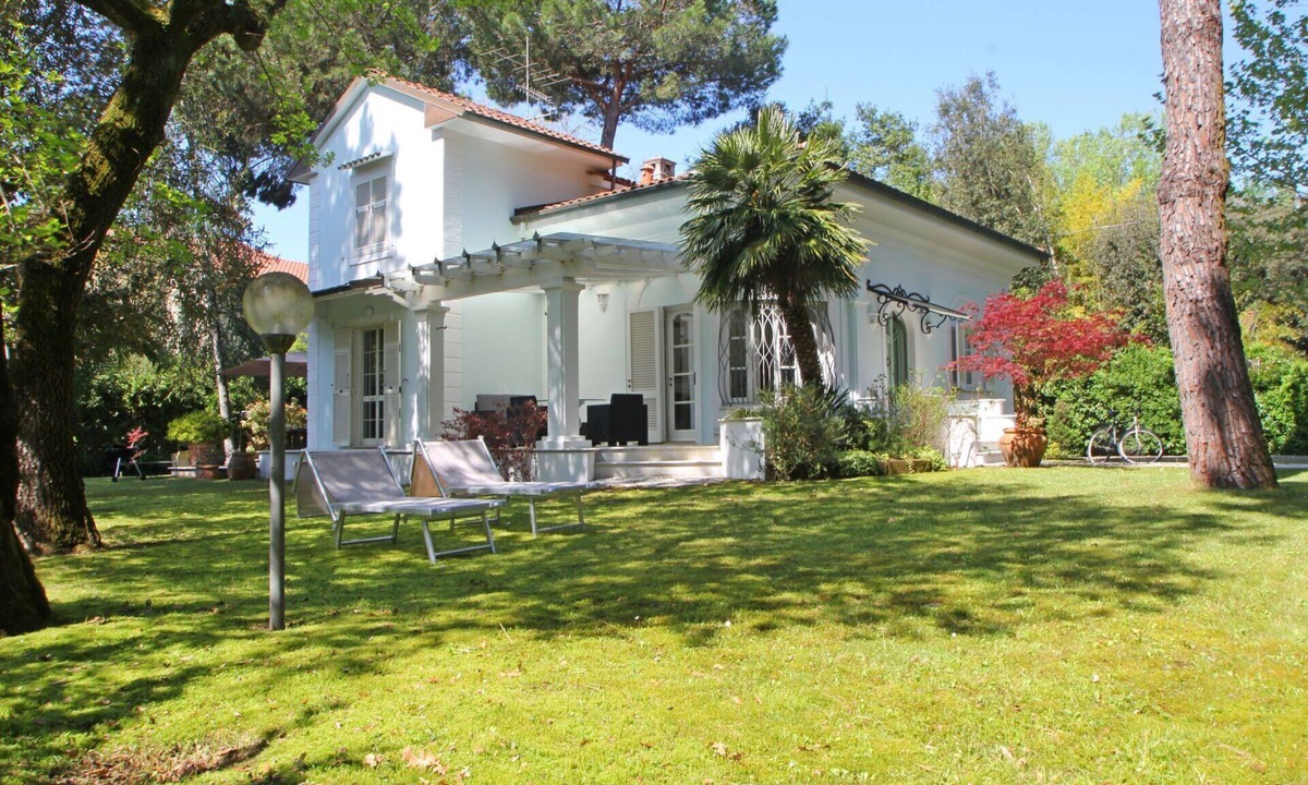 Poveromo Villa | Private Villa for 8 Persons with garden and beach resort