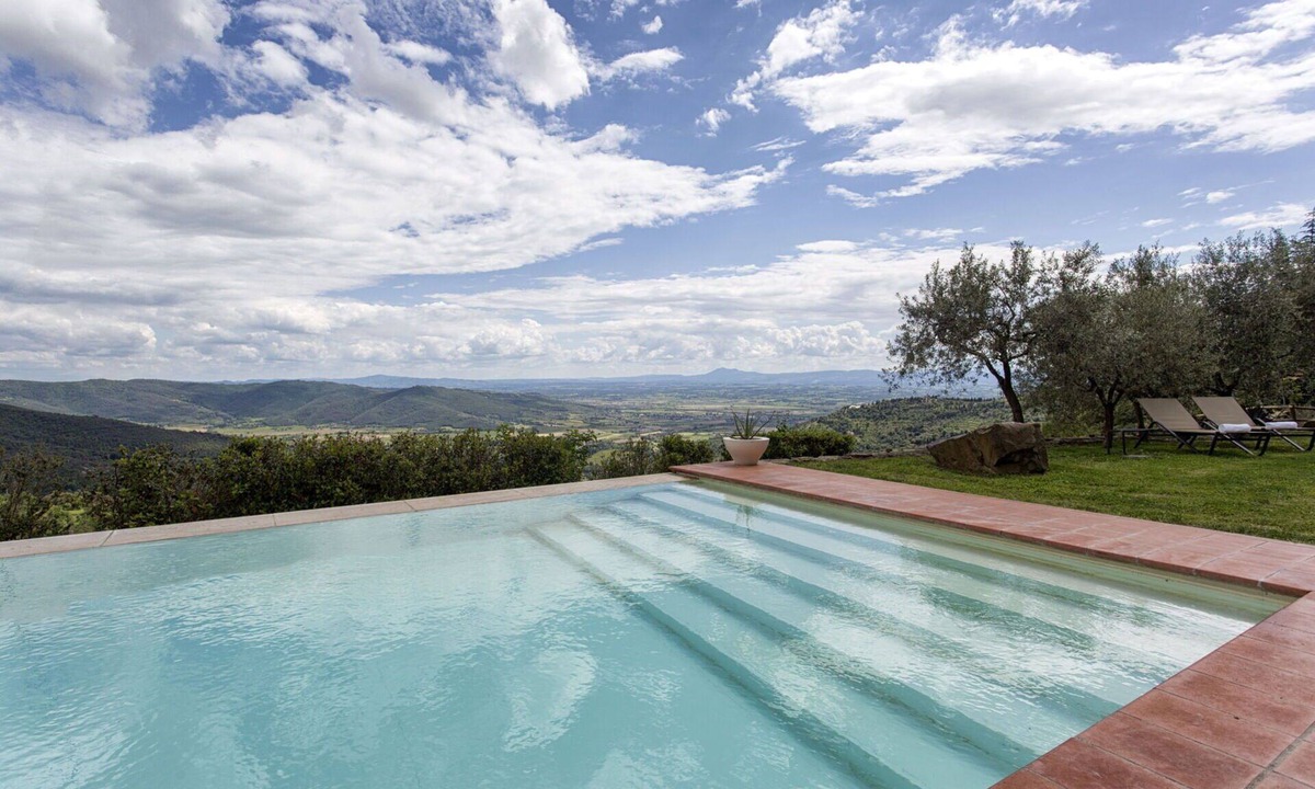Cortona Villa | Private Villa with sauna, WIFI, hot tub, A/C, pool, TV, terrace, panoramic view, close to Cortona