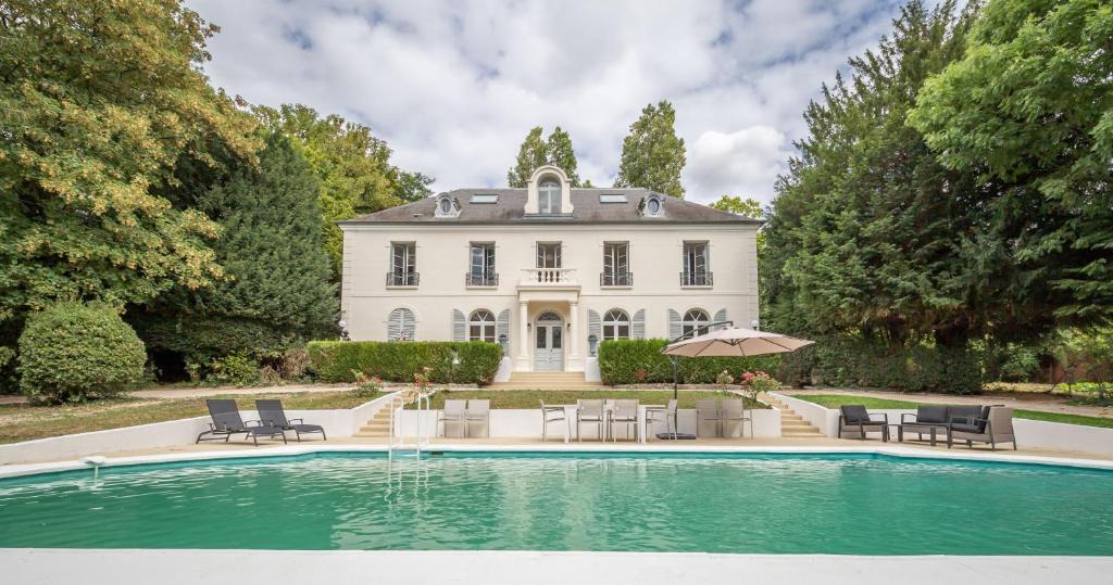 Chennevieres-sur-Marne Villa | Privatelodge - Villa avec Piscine en bords de Marne