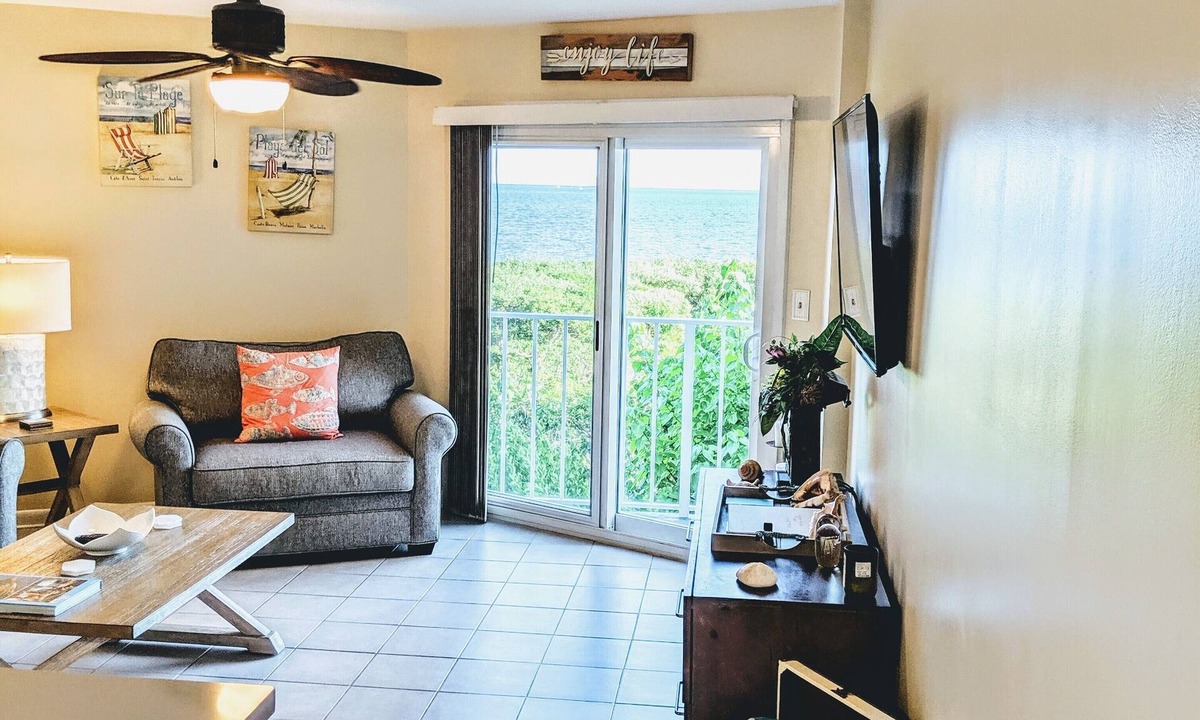 Tavernier Condo | {PRIVATELY OWNED} This 2 bedroom has everything you need. with a Fantastic view.