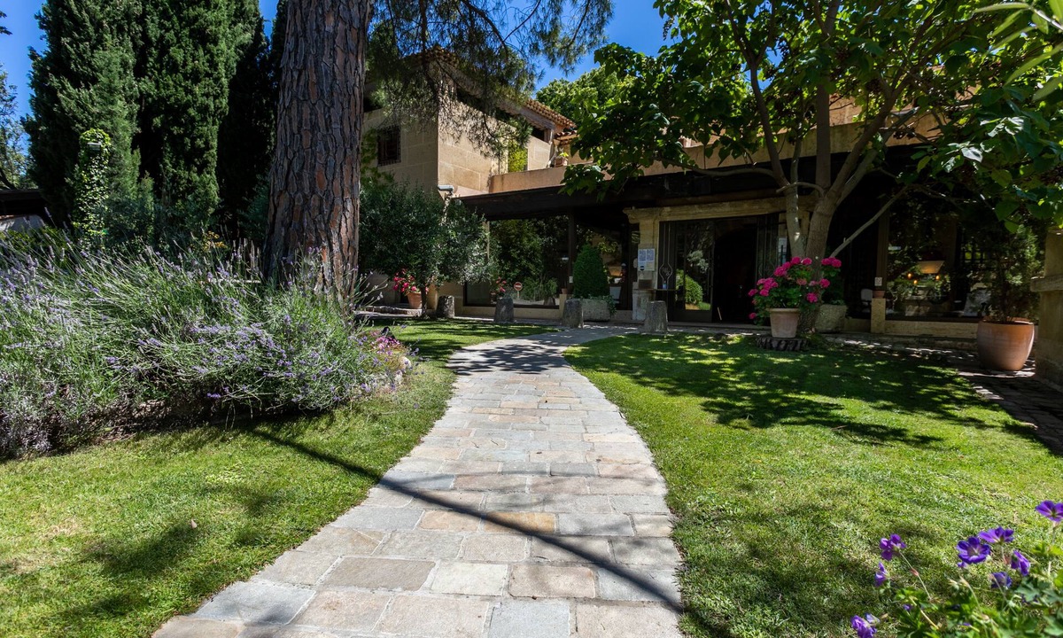 Les Platrieres House | Privatisation D'un mas Typiquement Provençale Avec 20 Chambre, Piscine et Tennis