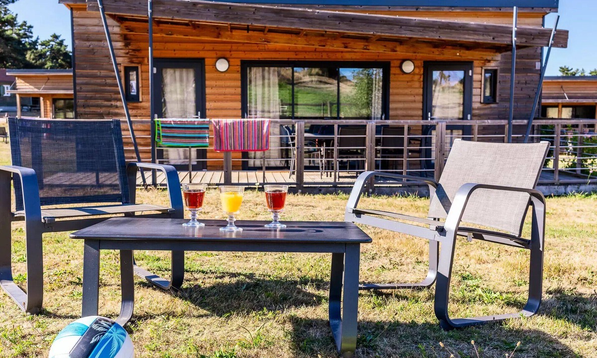 Chastanier Ski Chalet | Privilege Cottage: 2 bathrooms, 2 toilets, sleeps 6