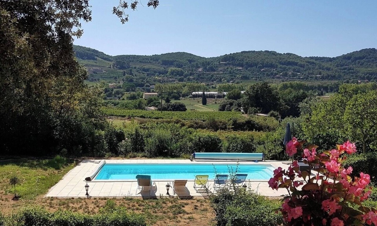 Le Beausset Villa | PROMOTION: MAGNIFICENT HOUSE + POOL - 8 BEDROOMS - 14 PEOPLE - NEAR THE SEA