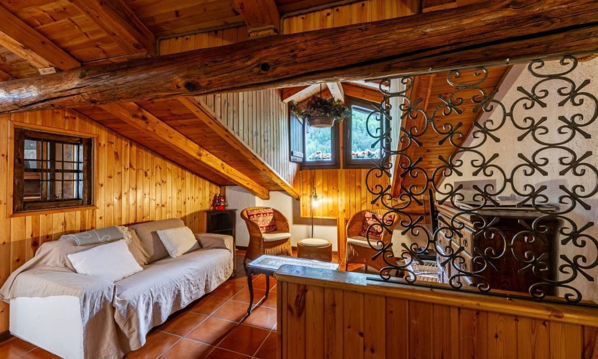 La Thuile Apartment | 🏠 PROPERTY DESCRIPTIONWelcome to Casa Alpina, in the heart of La Thuile, Valle d’Aosta. A typical mountain apartment, cozy and comfortable, immersed in the tranquility of an alpine village. Ideal for those seeking relaxation, nature, and ski slopes